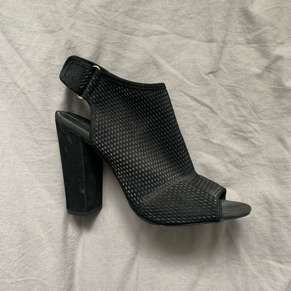 Black heels. - Picture 3 of 3